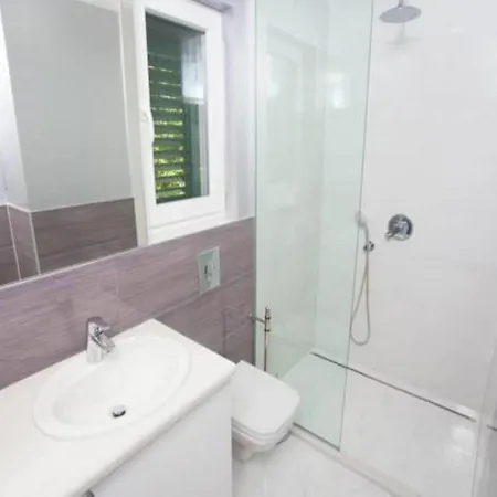 With Private Pool - Klarisa Apartment *