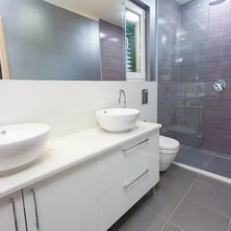 Apartment With Private Pool - Klarisa Makarska