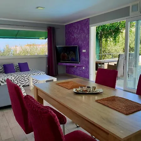 Apartment With Private Pool - Klarisa