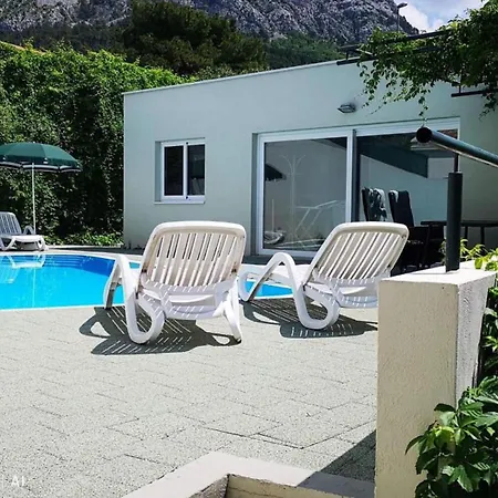 Apartment With Private Pool - Klarisa Makarska