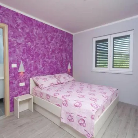 Apartment With Private Pool - Klarisa Makarska